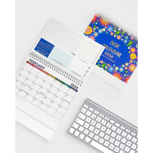 Prekrasan stolni kalendar za 2024. godinu s cvjetnim uzorkom i mjesečnim rasporedom