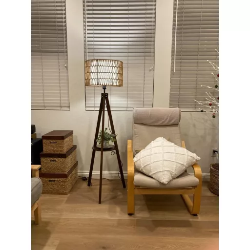 Rayofly Fa Állólámpa Polccal - Rattan és Len Lámpaernyős Tripod Boho Lámpa Nappali, Hálószoba és Iroda Számára - Lábkapcsolóval, Vintage Diz