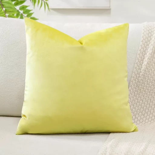 Artscope zamatová obliečka na vankúš 40x40 cm na citrónovožltý gauč