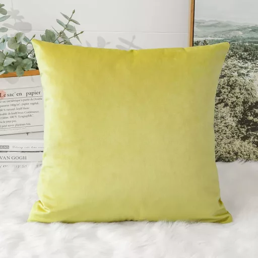 Artscope zamatová obliečka na vankúš 40x40 cm na citrónovožltý gauč