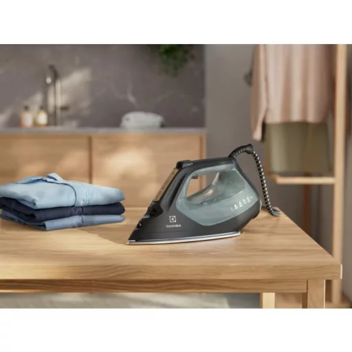 Electrolux Renew 800 vasaló elövilágítással, gőzfunkcióval, 2800W, 3m kábel