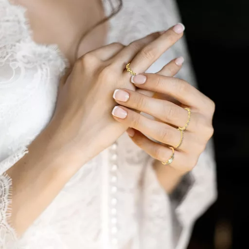 DIVINA VITAE Set de 4 inele de damă suprapuse, placate cu aur de 18K, cu pietre de zirconiu, inele subțiri elegante hipoalergenice, material de bază cupru