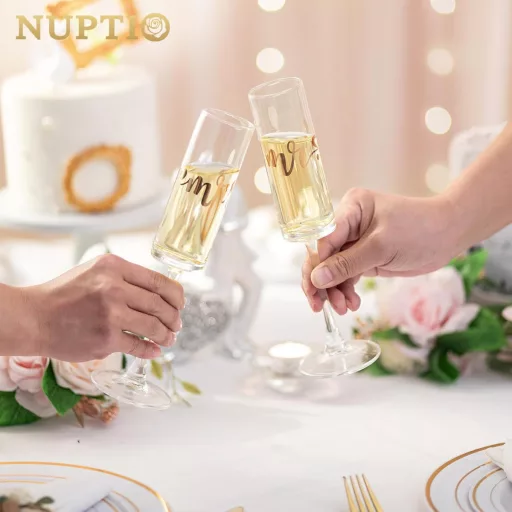 NUPTIO Sada pohárov na šampanské Arany s nápisom Mr & Mrs – 2 ks Elegantné gravírované sklenené poháre na svadbu, výročie, zásnuby