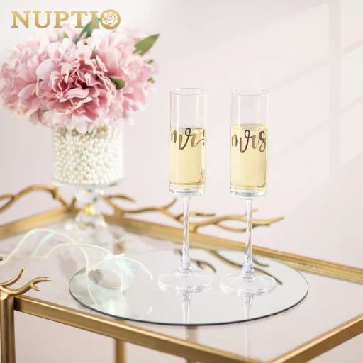 NUPTIO Sada pohárov na šampanské Arany s nápisom Mr & Mrs – 2 ks Elegantné gravírované sklenené poháre na svadbu, výročie, zásnuby