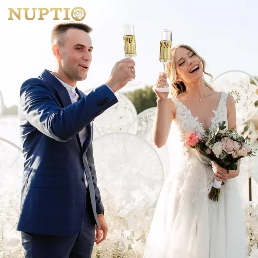 NUPTIO Sada pohárov na šampanské Arany s nápisom Mr & Mrs – 2 ks Elegantné gravírované sklenené poháre na svadbu, výročie, zásnuby