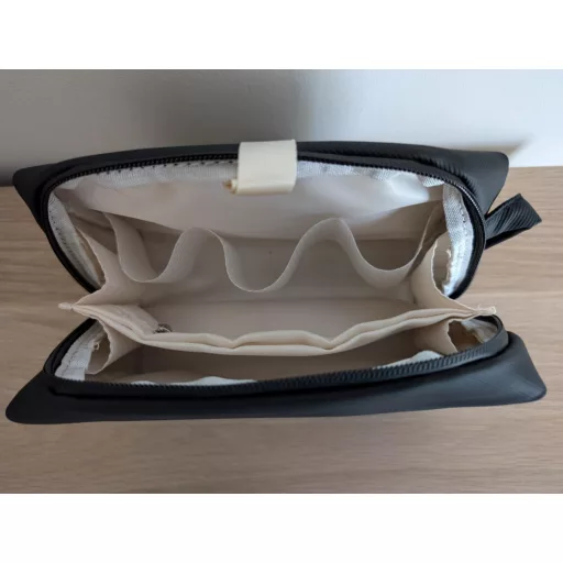 LBJR Fekete Kozmetikai Táska - Utazási Sminkesdoboz Nőknek és Férfiaknak - Hordozható Piperetáska Szervező 24x12x15 cm