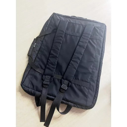 Geantă de transport pentru tablă de șah Chessnut Deluxe - Geantă de voiaj neagră pentru table de șah de 68x46 cm, cu buzunare cu fermoar, pentru accesorii de șah.