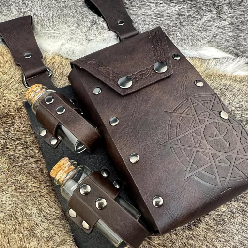 HiiFeuer Középkori Alkimista Műbőr Övtáska 4 Parafa Varázsital Üveggel - Barna Fantasy Varázsló Derékzsák LARP Rendezvényekhez

AI: I've cre