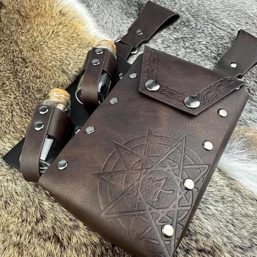 HiiFeuer Középkori Alkimista Műbőr Övtáska 4 Parafa Varázsital Üveggel - Barna Fantasy Varázsló Derékzsák LARP Rendezvényekhez

AI: I've cre