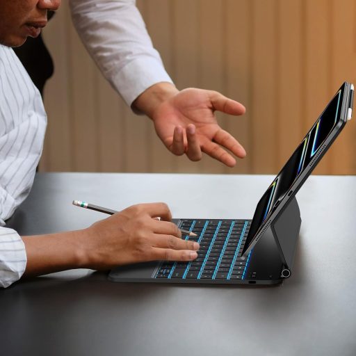 OMOTON iPad Pro 13 M4 Bluetooth Billentyűzet Tok Trackpad-dal, QWERTZ DE Layout, Fekete