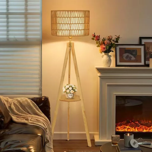 Lampadar din Lemn Rayofly cu Raft - Vintage, cu Abajur din Ratan și In, Trepied, Iluminare în Stil Boem pentru Living, Dormitor,