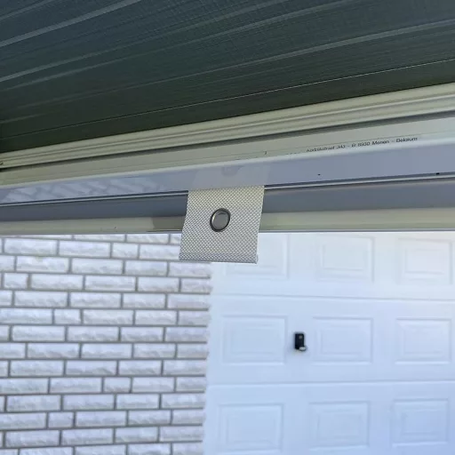 Adunsiaoto sada 8 kusov háčikov na markízu pre obytné vozidlá, do koľajnice, sivo-biela, 5-8 mm