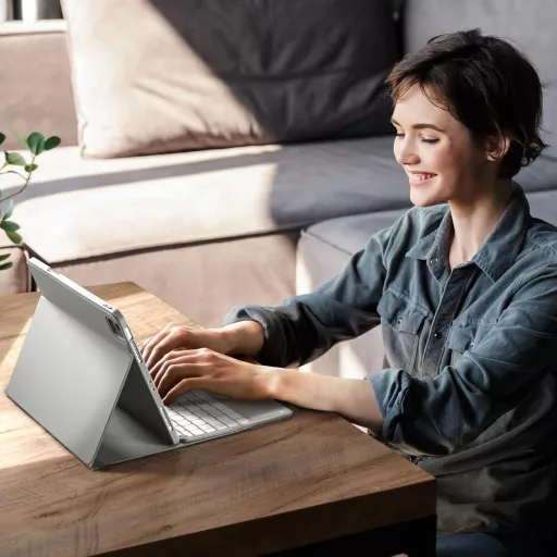 Husă cu tastatură QWERTZ și trackpad Vobafe pentru iPad Air 13" și iPad Pro 12.9", gri deschis