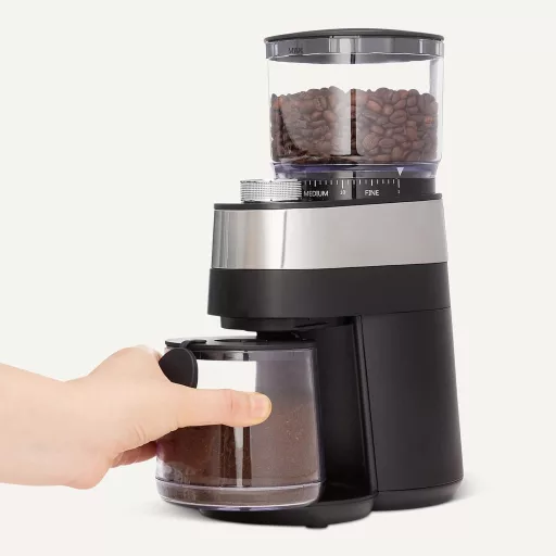 Elektrický mlynček na kávu Amazon Basics s 30 stupňami mletia na espresso a filtrovanú kávu, čierny