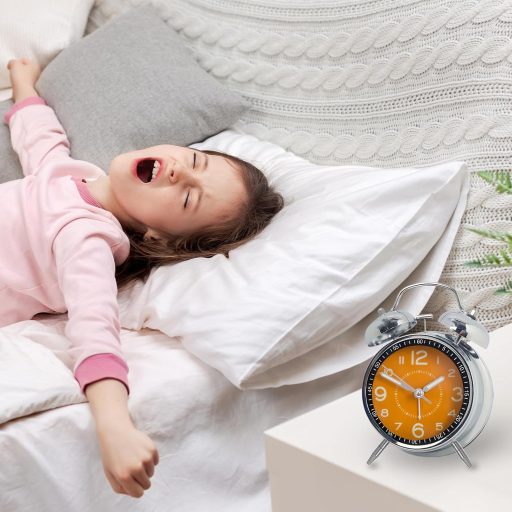 Ceas deșteptător retro WIYETY cu dublu clopoțel, lumină de noapte, mecanism quartz silențios