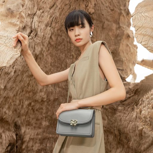 Quipuda női bőr válltáska fém csíkokkal, állítható pánt, szürke-fekete 15x8x25,5cm