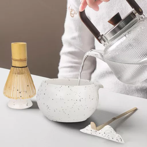 Nideen Matcha szett fehér keramia tálka, kefe, kanál és tartó