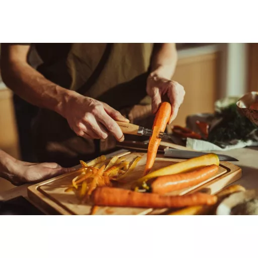 Fiskars Folken rozsdamentes acél gyümölcs- és zöldséghámlózó fa nyéllel